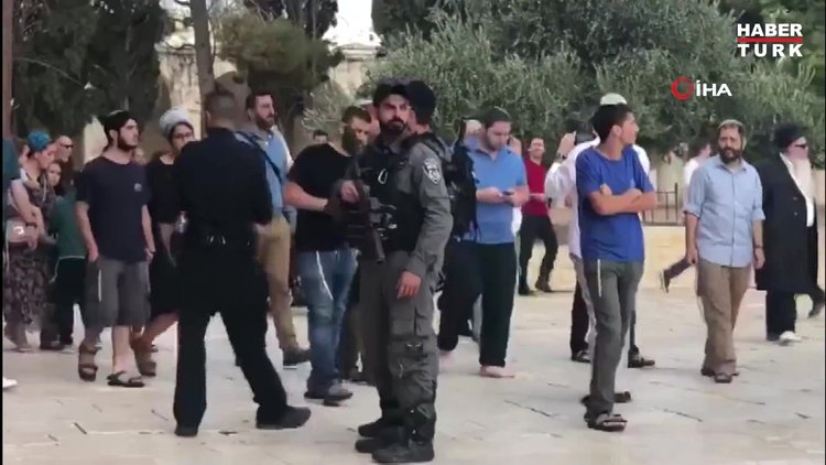 Yüzlerce fanatik Yahudi'den Mescid-i Aksa'ya baskın