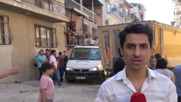 İzmir'de yokuştan kayan hafriyat kamyonu 9 aracı biçti