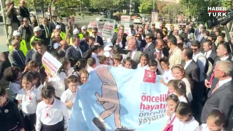 Yaya güvenliğinin nöbetçisiyiz' kampanyasında Bakan Soylu da nöbet tuttu