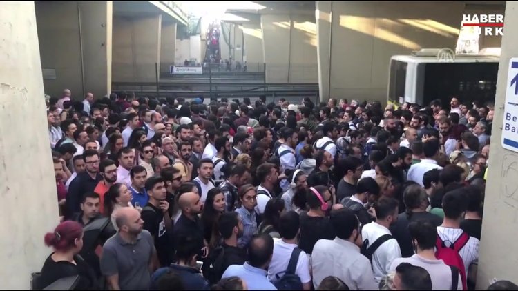 Zincirlikuyu metrobüs durağında yoğunluk yaşanıyor
