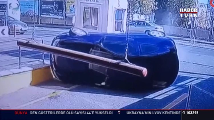 AVM girişinde duvara çarpıp ters döndü