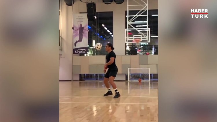 Nusret ayağıyla basket attı