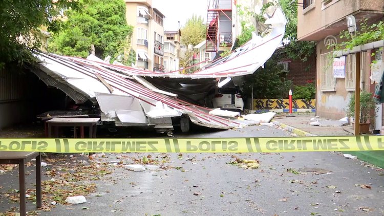 Maltepe'de okulun çatısı araçların üzerine düştü