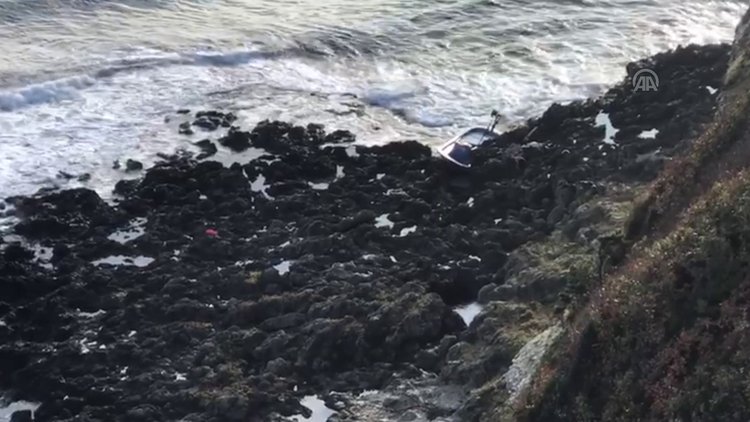 Balıkçı teknesi fırtınaya yakalandı, balıkçılar kayalıklarda mahsur kaldı