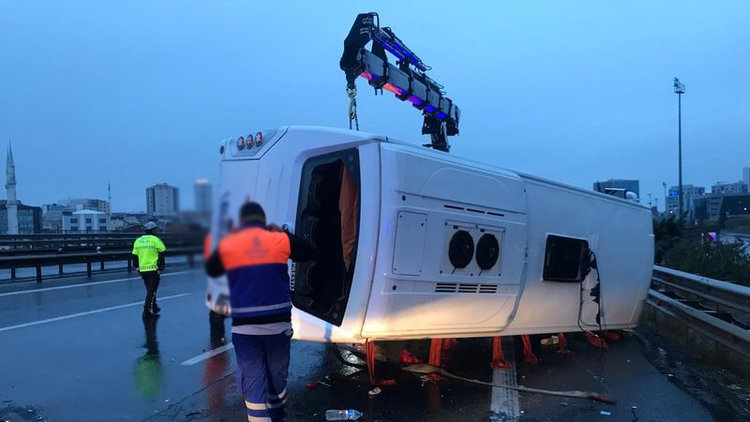 TEM Otoyolu'nda servis midibüsü devrildi: Yaralılar var