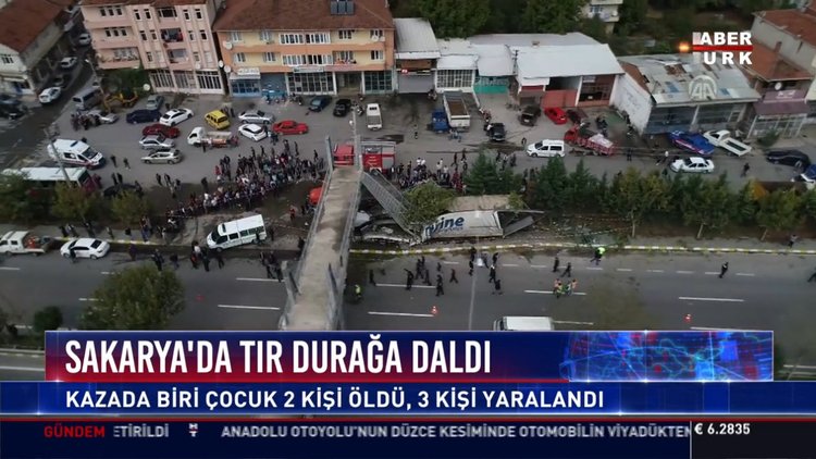 Sakarya'da tır durağa daldı