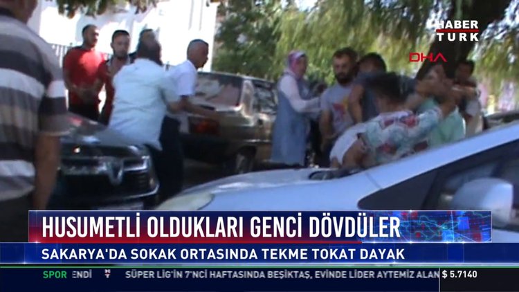 Husumetli oldukları genci dövdüler