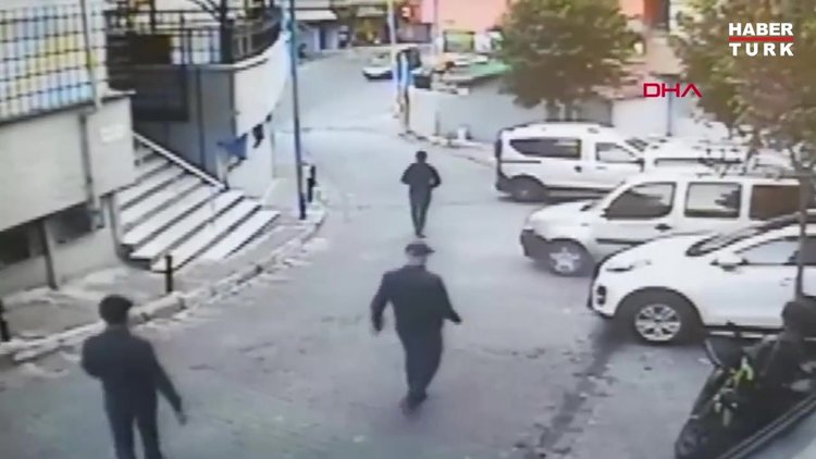 Sokak ortasında, çevredeki çocuklara rağmen silahlı çatışma