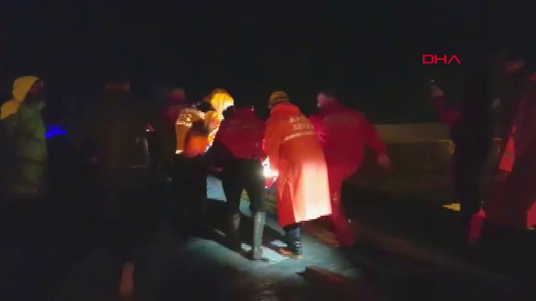 Rize'de sel ve heyelan; yollar kapandı, 2 ev boşaltıldı