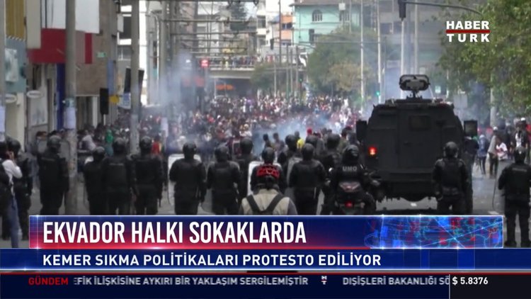 Ekvador halkı sokaklarda