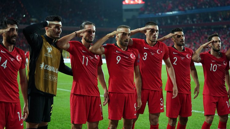 Türkiye - Arnavutluk maçında futbolculardan gol sevincinde asker selamı!