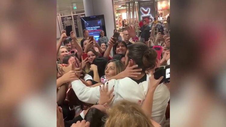 Roma'da Can Yaman izdihamı