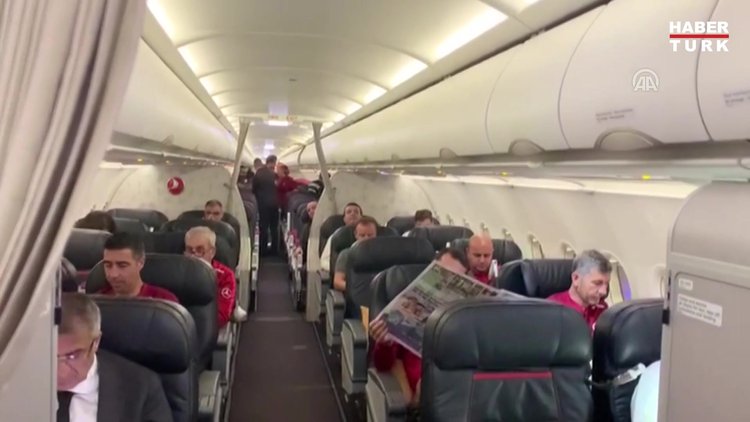 Milli Takım'a uçak içinde tebrik anonsu