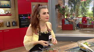 İzmir Köfte yaparken kıymanın için salça koyan Yasemin Hanım, Özlem Hanım'ın tepkisi ile karşılaşıyor. 