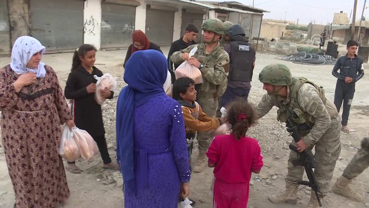 Terörden temizlenen Tel Halaf'ta Mehmetçik çocukların yüzünü güldürdü