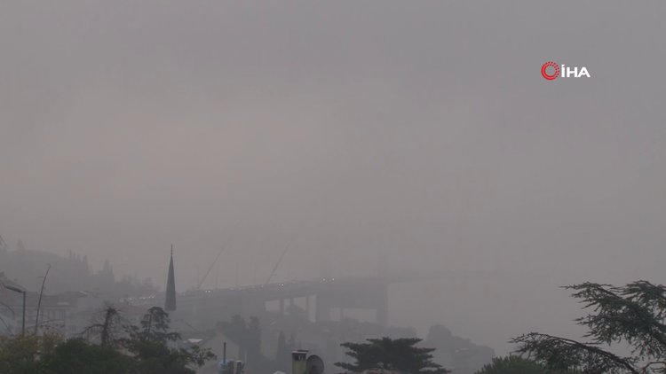 İstanbul Boğazı'ndaki köprüler sis nedeniyle adeta kayboldu