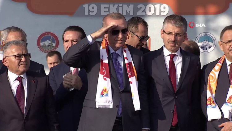 Cumhurbaşkanı Erdoğan ve protokol üyelerinden asker selamı