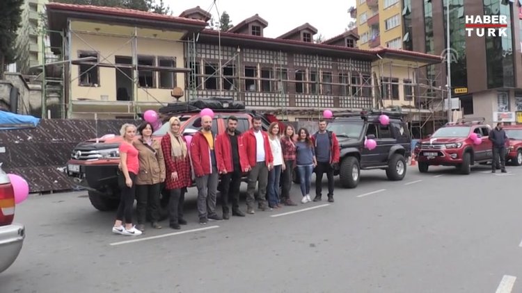 Meme kanserine dikkat çekmek için pembe balonlu konvoy oluşturdular