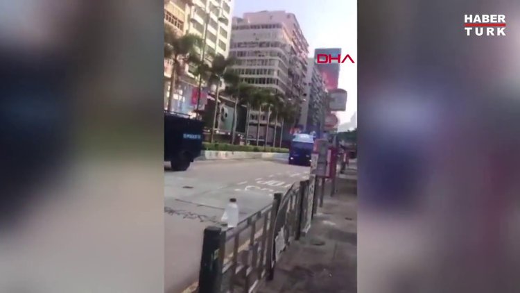 Hong Kong polisi camiye isabet eden mavi sudan dolayı özür diledi