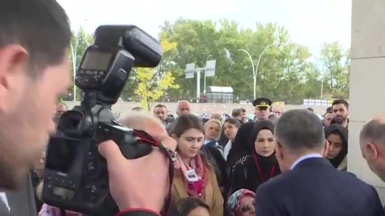 Şehit nişanlısını gelinlikle son yolculuğa uğurladı