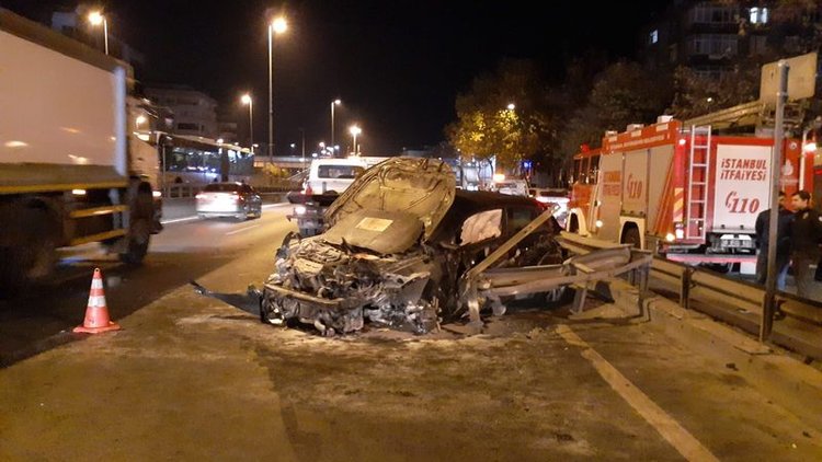 Avcılar'da feci kaza: Sürücünün ayak parmakları koptu!