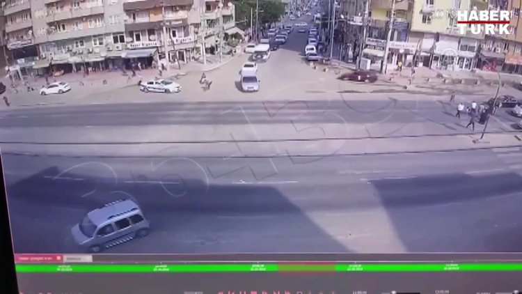 Polis aracı, yolun karşısına geçmeye çalışan engelliye siper oldu