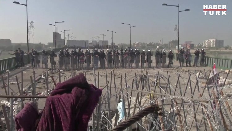 Göstericiler sokakları temizledi