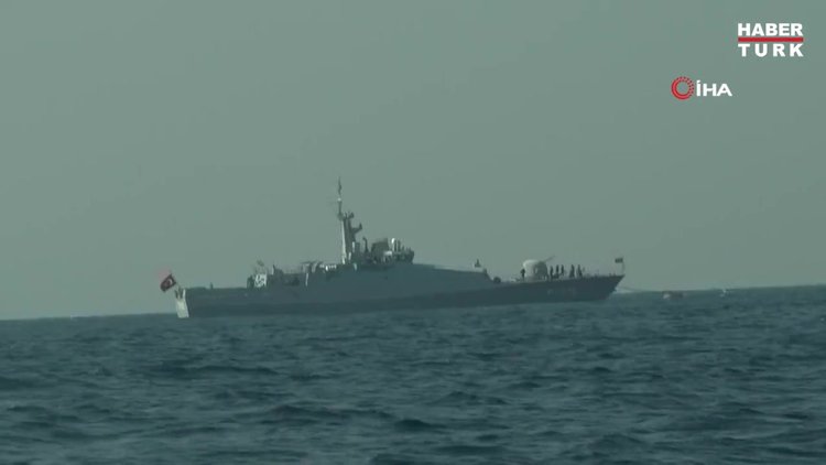 Savaş gemisi korudu, yelkenliler yarıştı