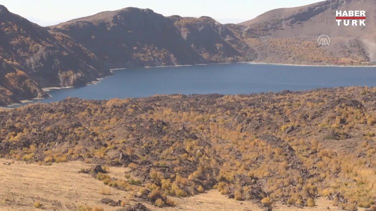 Nemrut Krater Gölü sonbahar renkleriyle büyülüyor