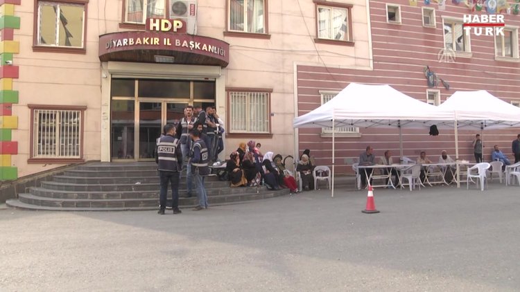 Evladı için oturma eylemi yapan anne fenalık geçirdi