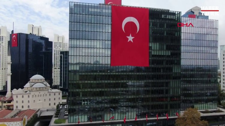 İstanbul Maslak'ta gökdelenler kırmızı-beyaz