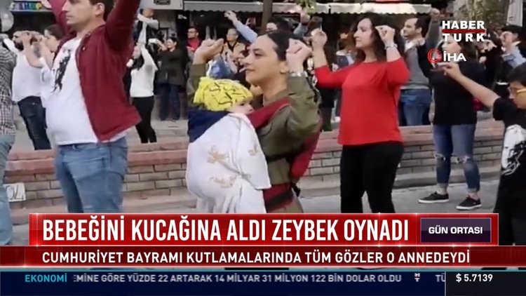 Bebeğini kucağına alıp zeybek oynadı