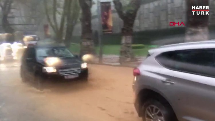 İstanbul-Sarıyer'de tünel girişini su bastı