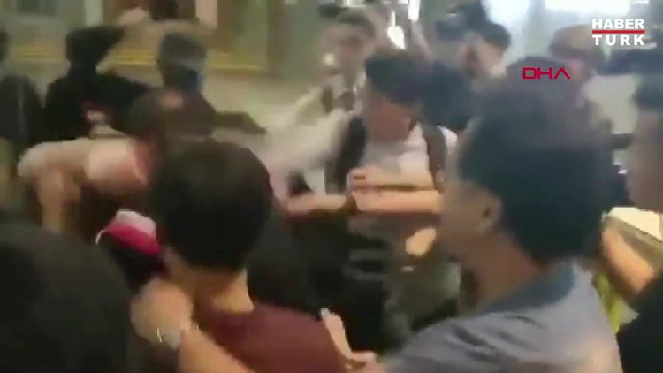 Hong Kong'da hükümet yanlısı, meclis üyesinin kulağını ısırarak kopardı