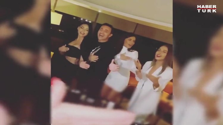 Mustafa Sandal, Azeri güzelle yakınlaştı