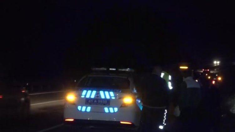 Kocaeli'de feci kaza! Otomobil uçuruma yuvarlandı, ekipler kazazede aradı