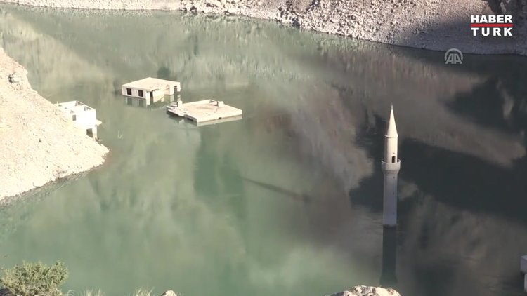 Baraj altında kalan köy su seviyesi düşünce yeniden ortaya çıktı