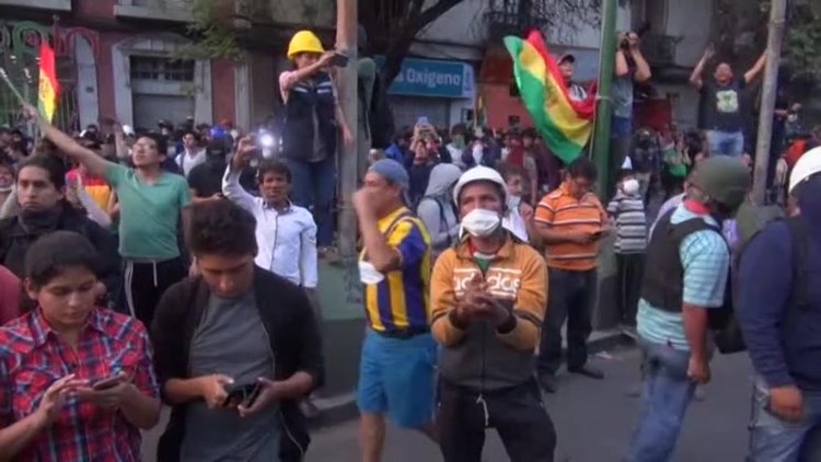 Polis de göstericilerin safına geçti