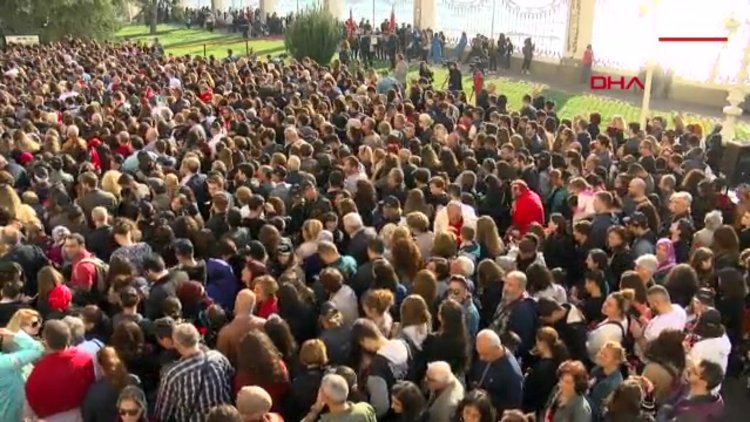 Dolmabahçe Sarayı'na akın ettiler