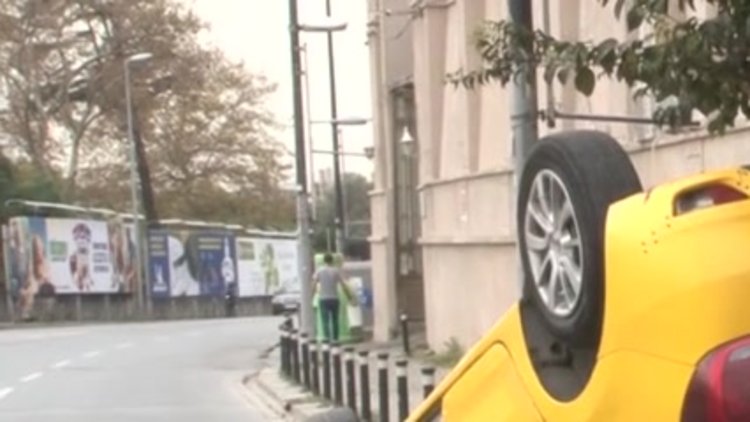 Direksiyon hakimiyetini kaybeden taksi takla attı: 2 yaralı