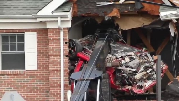 Porsche binanın ikinci katına girdi