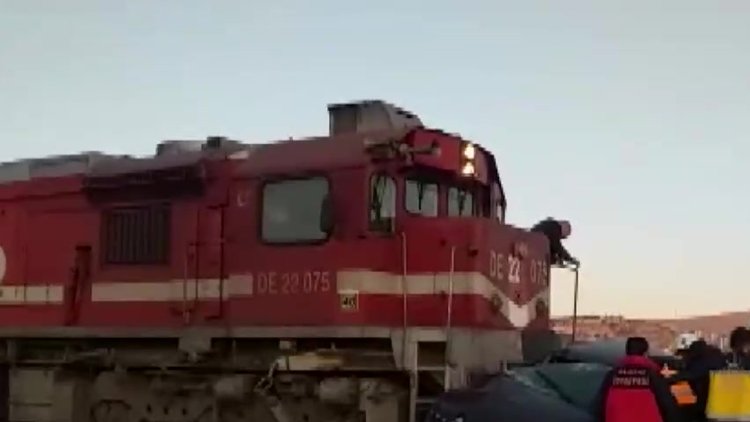 Tren, hemzemin geçitte otomobile çarptı: 3 yaralı