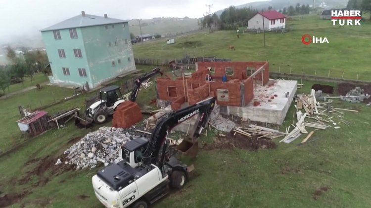 Devlet yıktı, o kaçak yayla evini yeniden yaptı