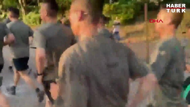 Askerler Hong Kong'da sokak temizledi