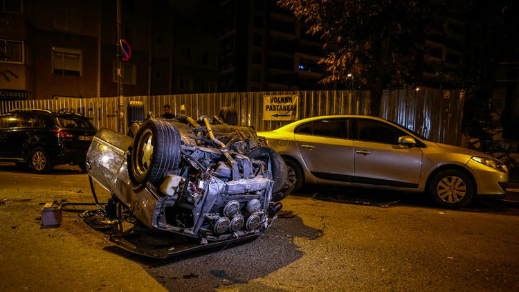 İstanbul'da polisten kaçan otomobil, araçlara çarparak devrildi: 2 yaralı