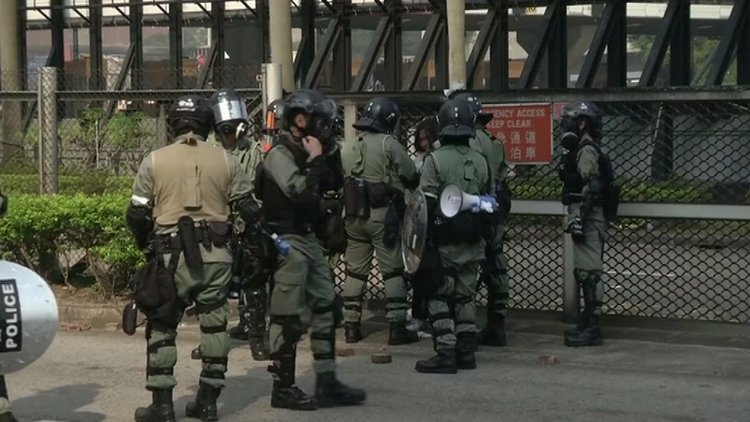 Polis Hong Kong'ta işgal altındaki üniversiteye giremedi