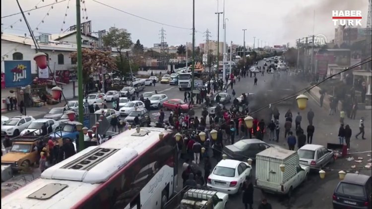 İran'da göstericiler Tahran'ın giriş-çıkış yollarını kapattı