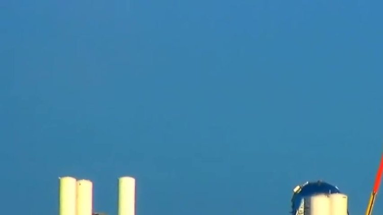 Starship roketi test sahasında infilak etti