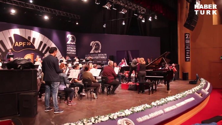 İdil Biret'e sahnede yaş günü