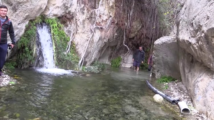 Kayaların içinden çıkan "sıcak su kaynağı" ilgi görüyor